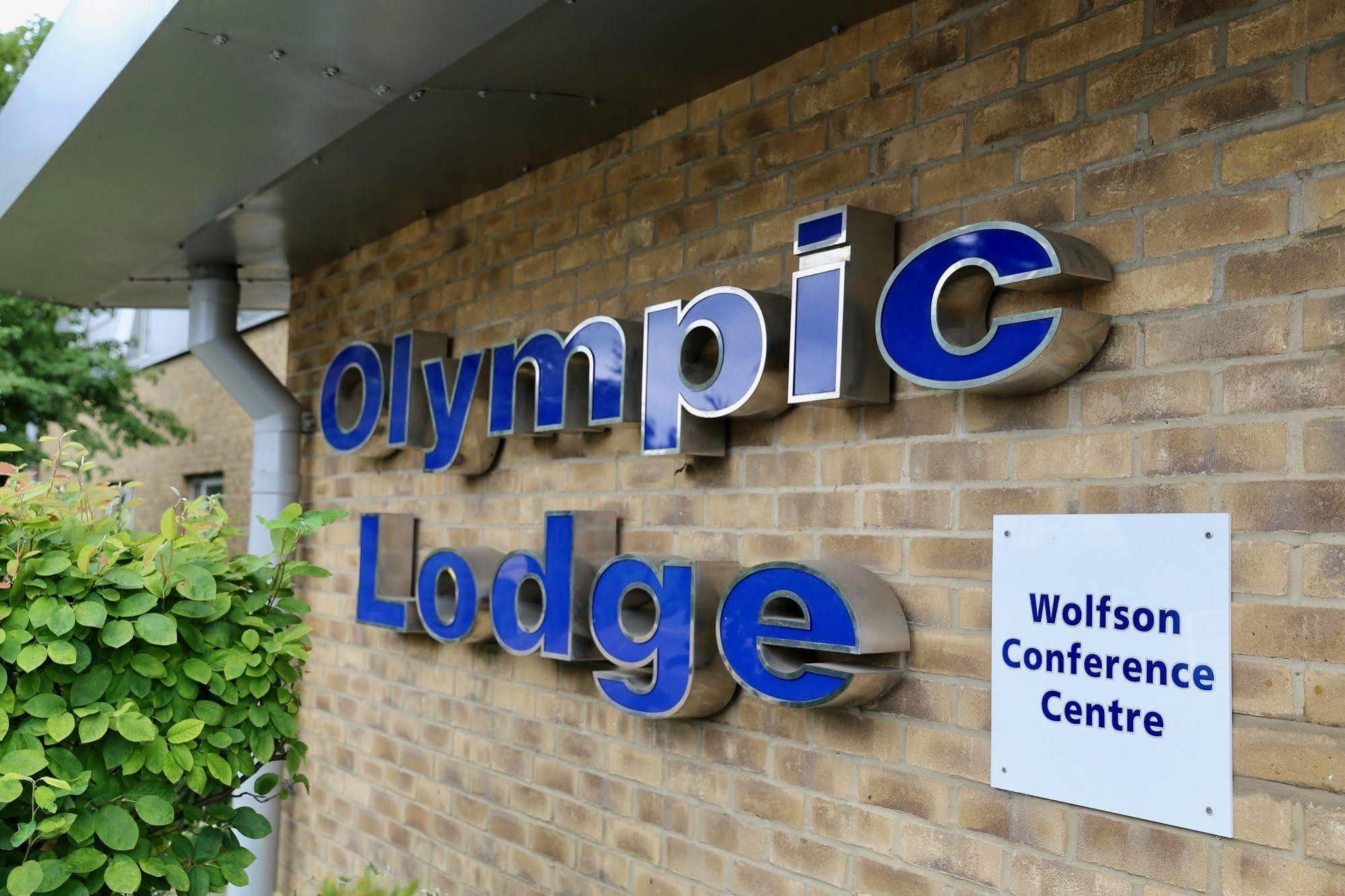 The Olympic Lodge Aylesbury  Exterior foto