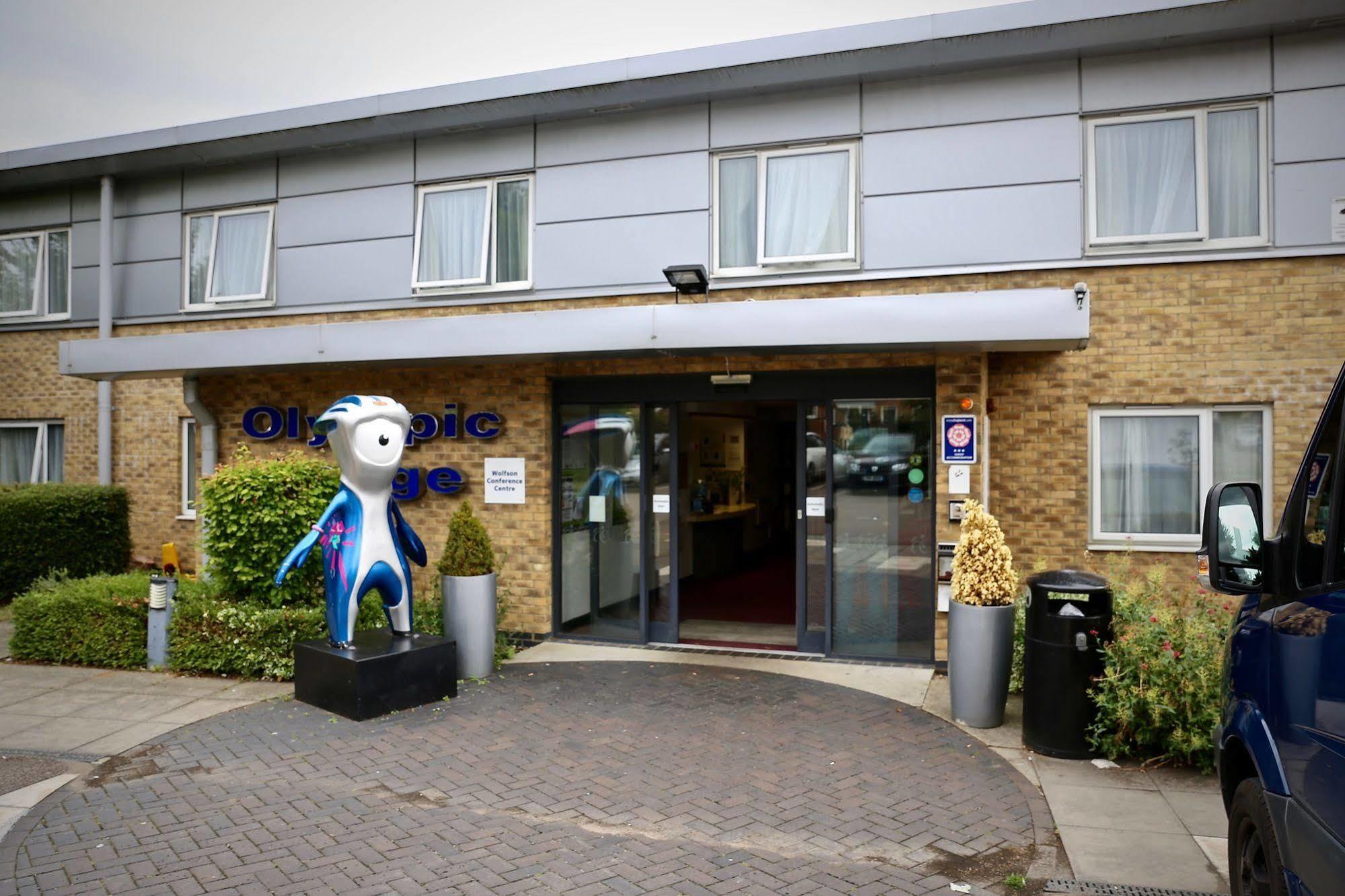 The Olympic Lodge Aylesbury  Exterior foto